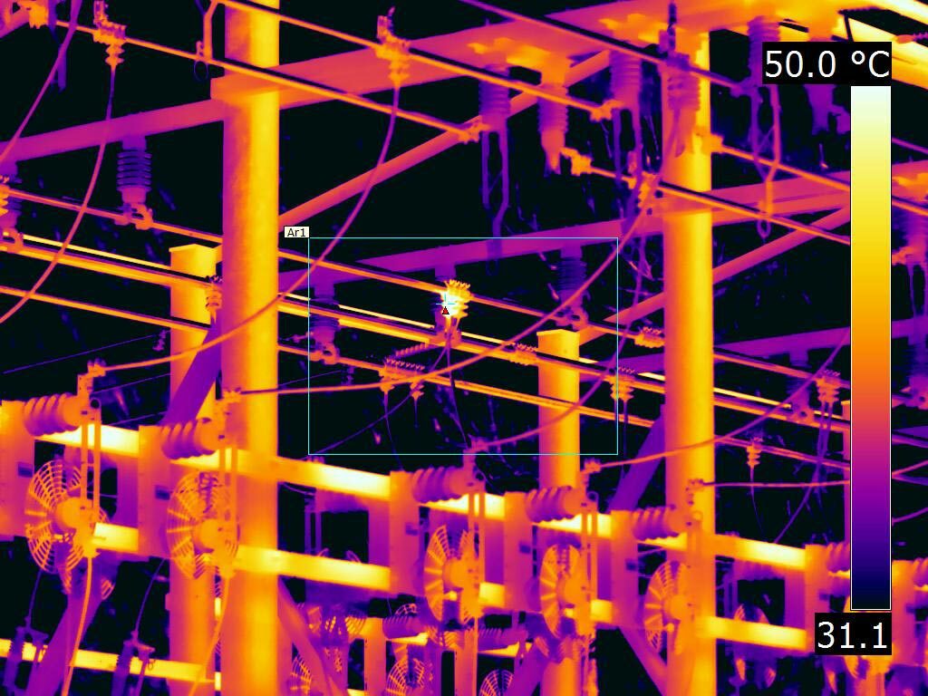 Termografia FLIR T1k em subestação — inspeção de pontos quentes