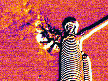 Vazamento de SF6 em disjuntor visto por câmera OGI FLIR