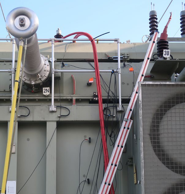 Instalação dos sensores piezoelétricos na carcaça do transformador